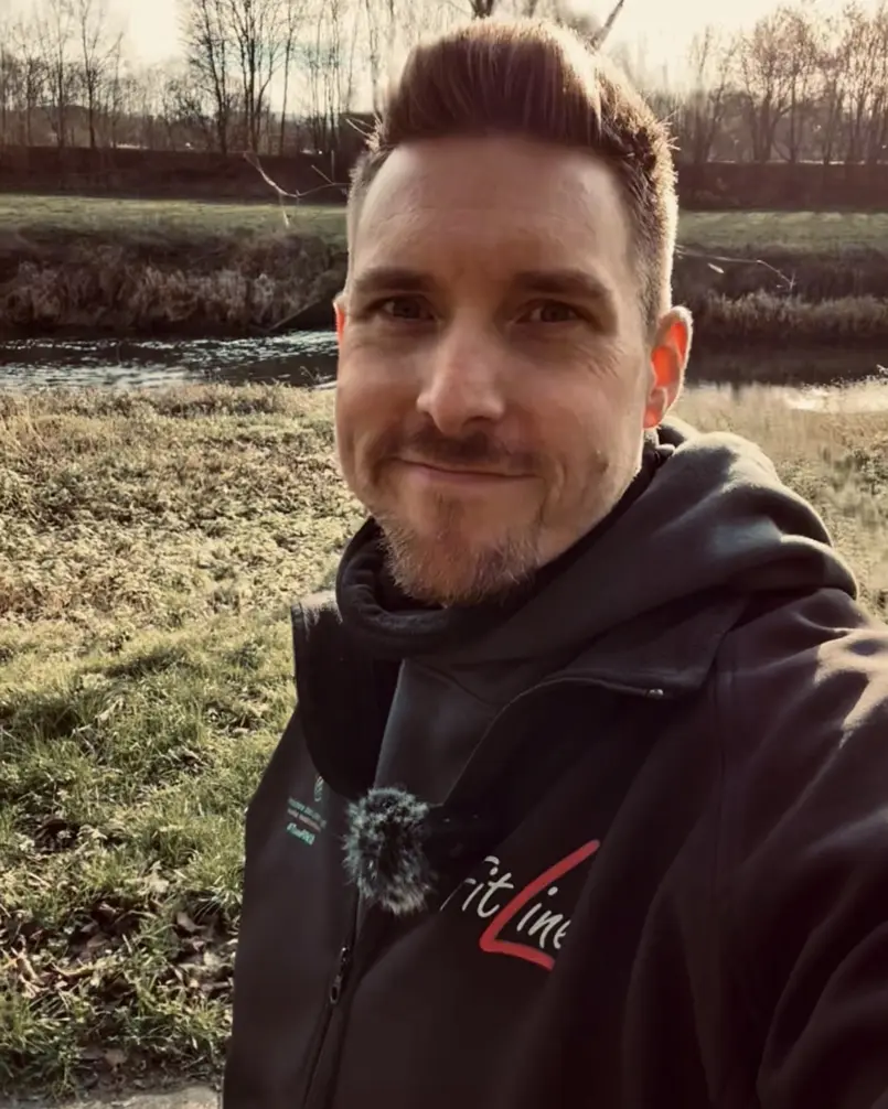 Thomas Müller draußen an einem Flusslauf