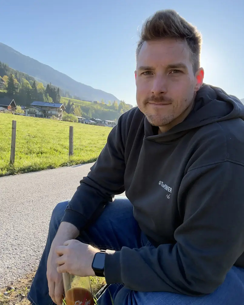 Thomas Müller, sitzend im Freien